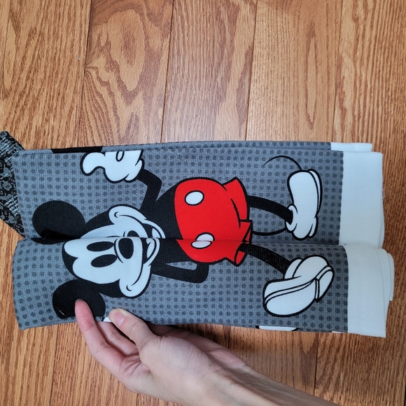Disney Mickey Mouse matching set of oven mitts and kitchen towels - Picture 3 of 4